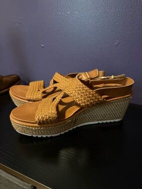 Baretraps Elsa Posture Plus  Tan Wedge Sandals - Women's Summer Platform size 8